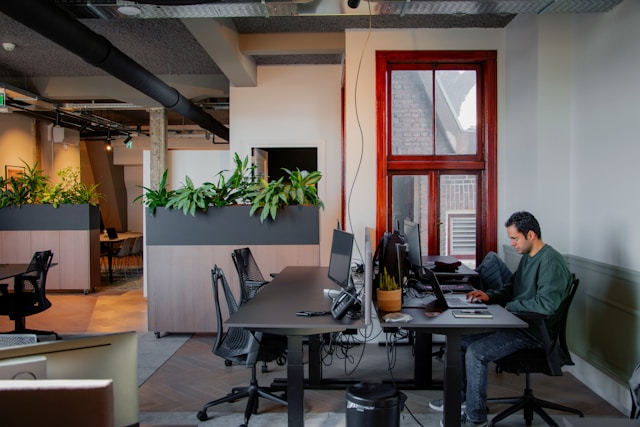 Coworking Spaces vs. Traditional Office Leases: Which Is Right for Your Business?